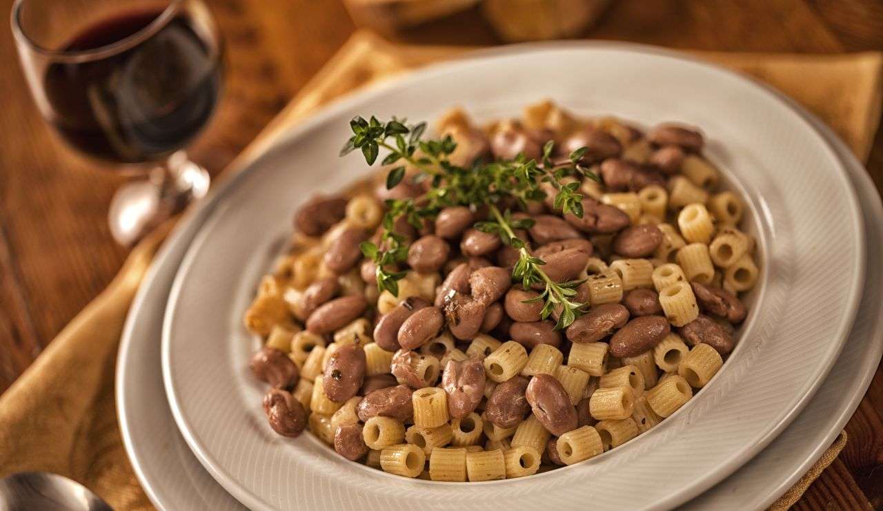 Pasta e fagioli impiattata in un piatto bianco in primo piano