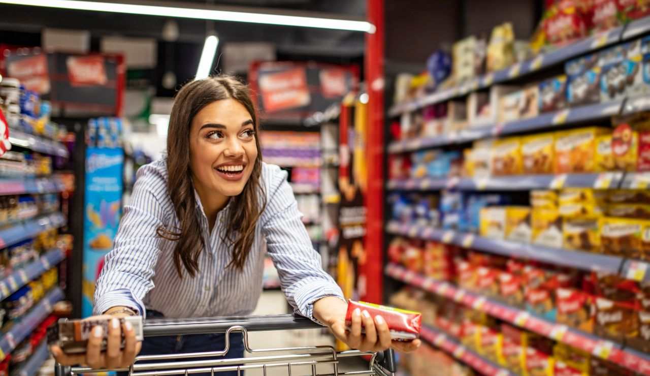 Ragazza si aggira tra gli scaffali del supermercato