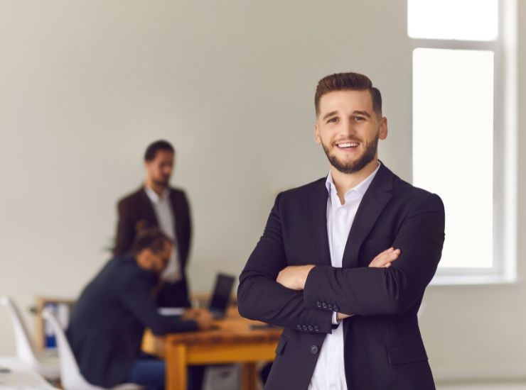 Lavoro in ufficio con dipendenti in giacca e camicia