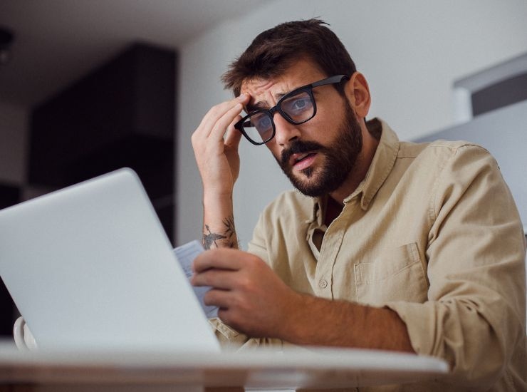 Uomo che effettua operazioni al pc 