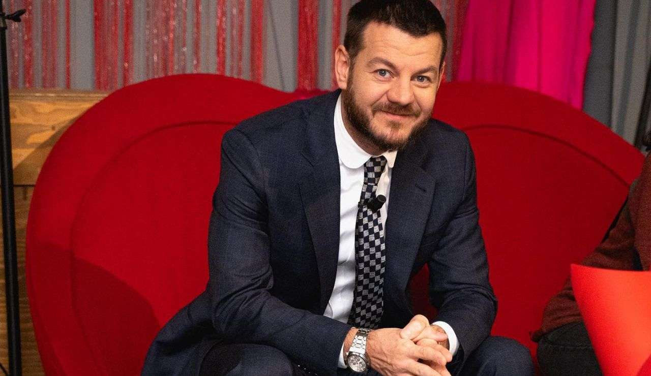 Alessandro Cattelan in posa per una foto