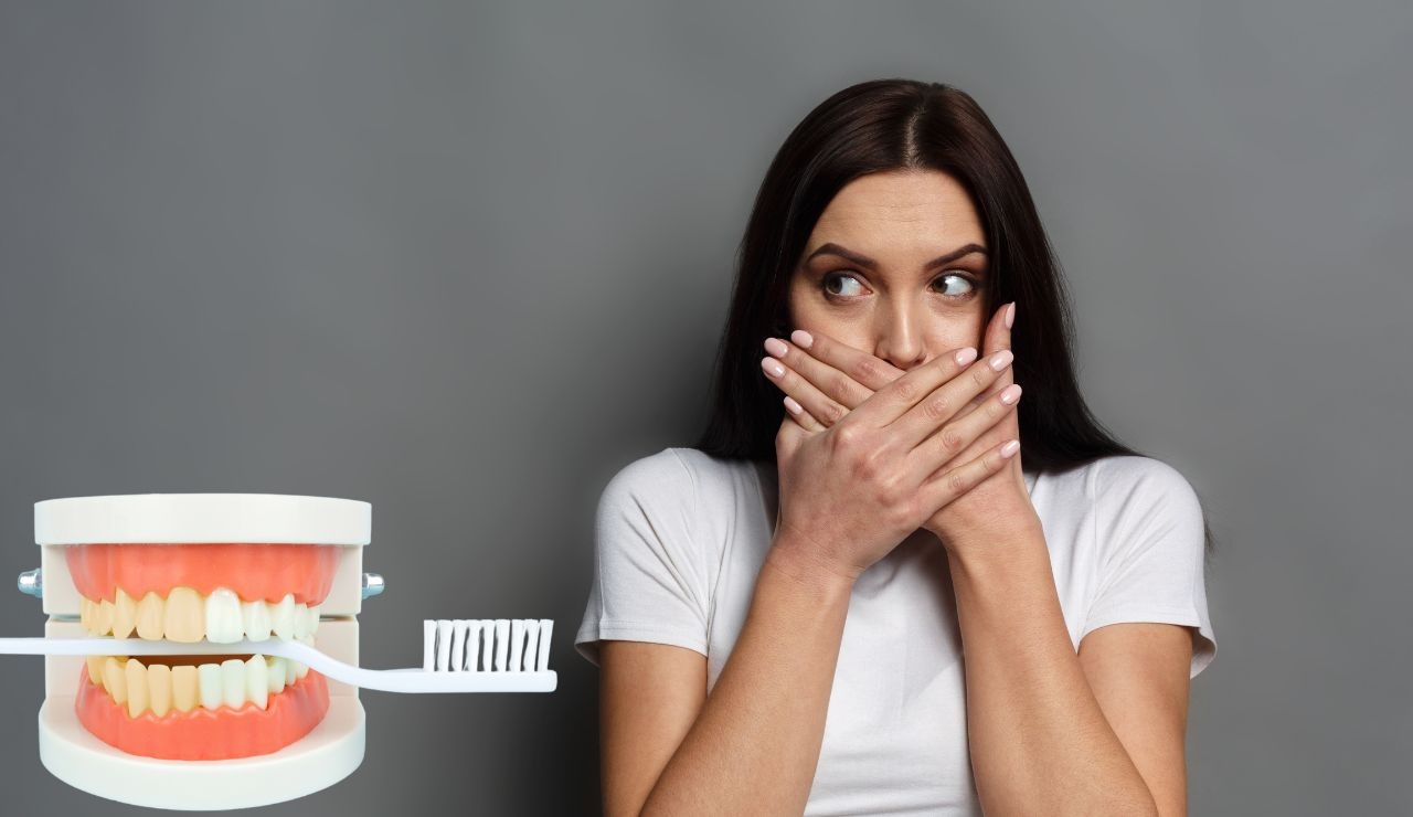 Ragazza preoccupata per denti rovinati