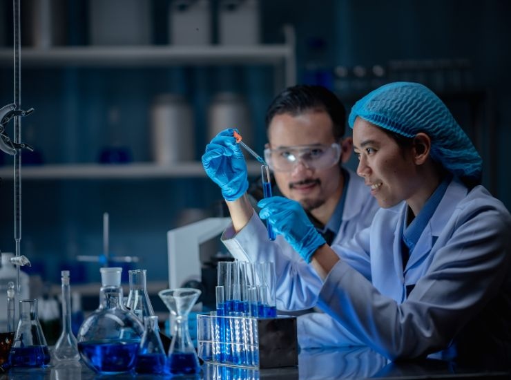 Scienziati in laboratorio