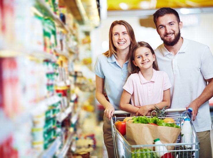 Mamma, papà e figlia fanno spesa