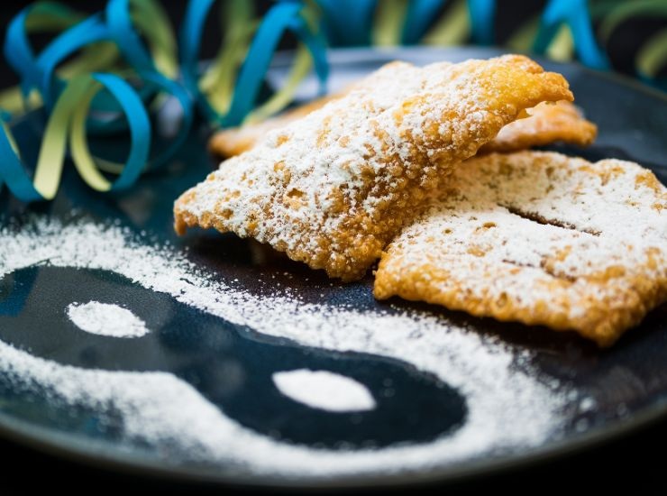 Chiacchiere di Carnevale con stelle filanti