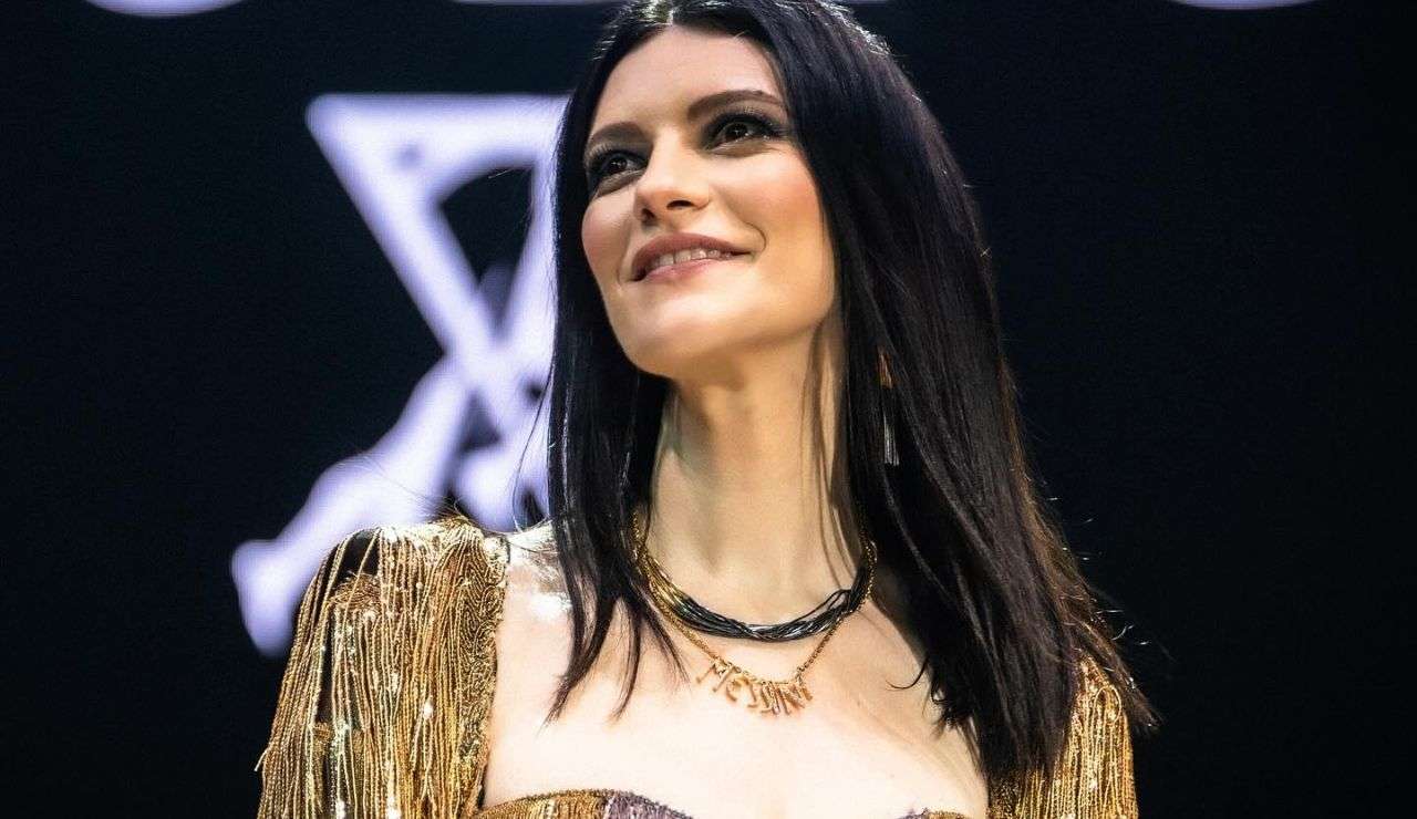 Laura Pausini con vestito sui toni del dorato 