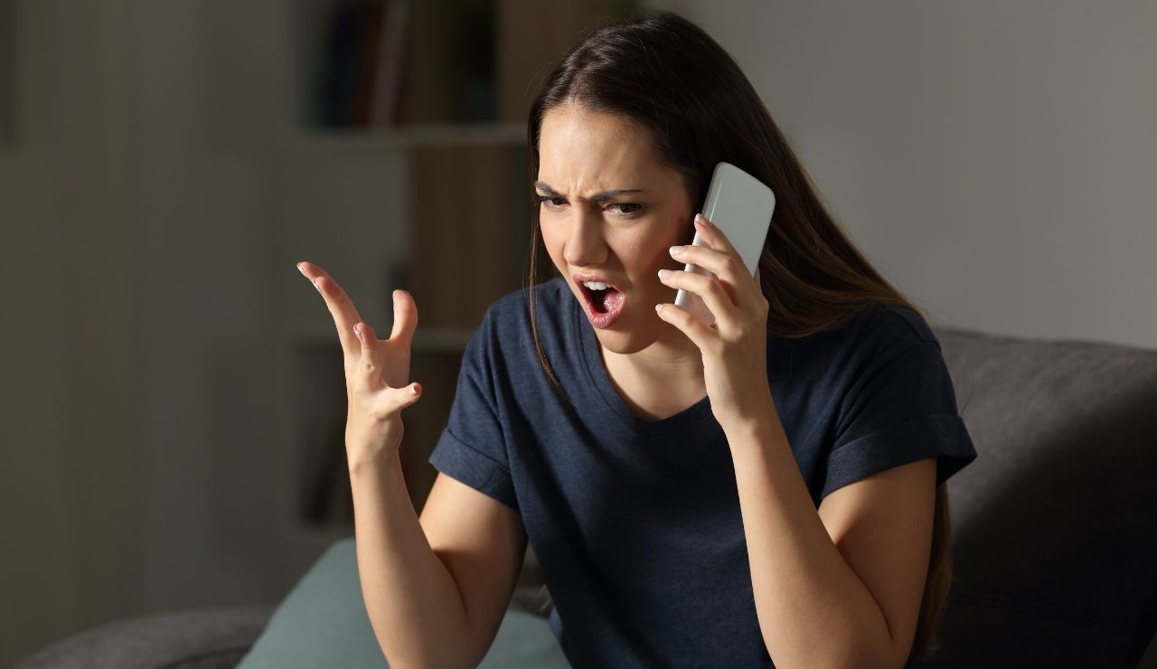 Ragazza che sbraita mentre è al cellulare