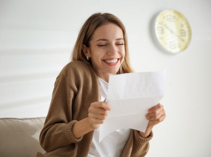 Ragazza felice di leggere una notizia