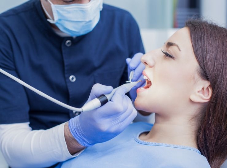 Ragazza durante una visita dal dentista