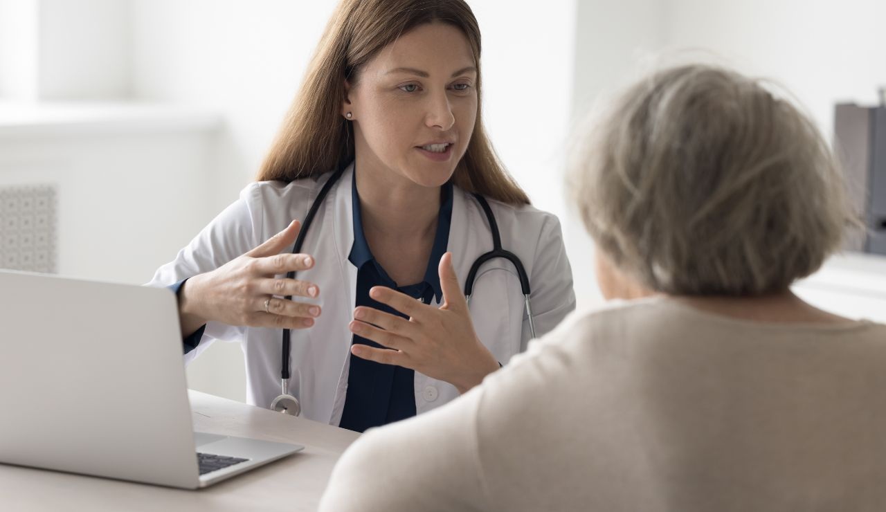 Visita medica a una signora anziana