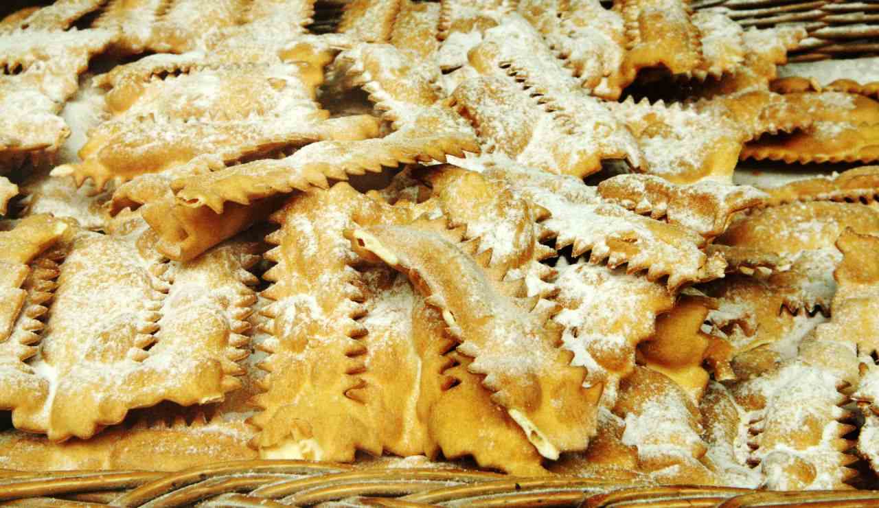 Chiacchiere di Carnevale con zucchero a velo