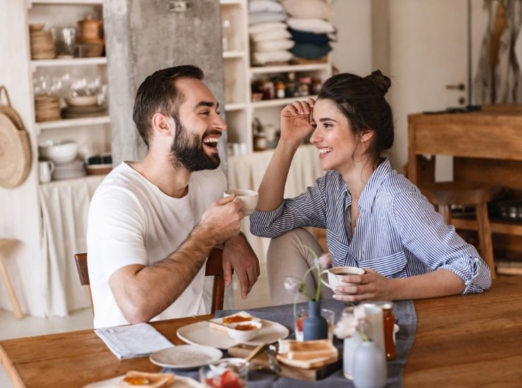 Un ragazzo e una ragazza seduti al tavolo a fare colazione 