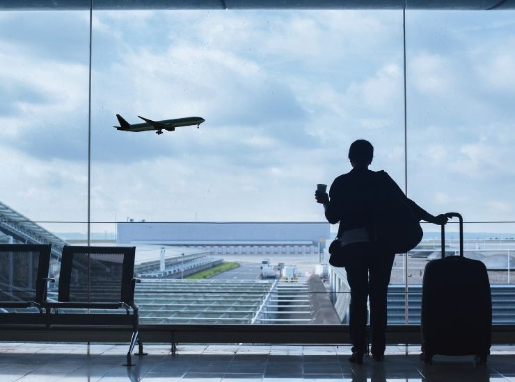 Persona in aeroporto in attesa di partire