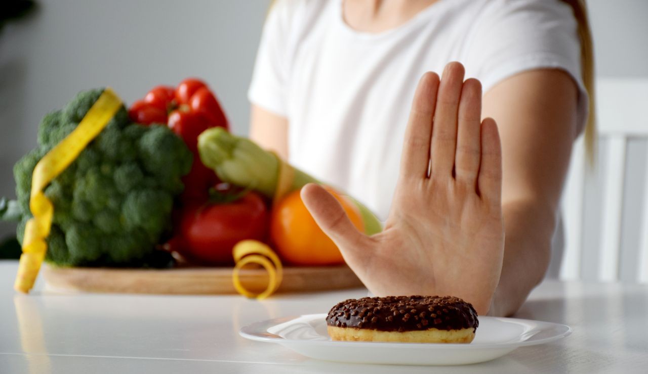 Ragazza a dieta sceglie cibo sano