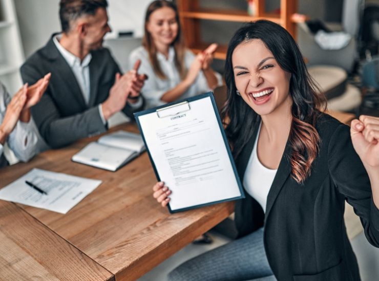 Ragazza che festeggia dopo un incontro di lavoro