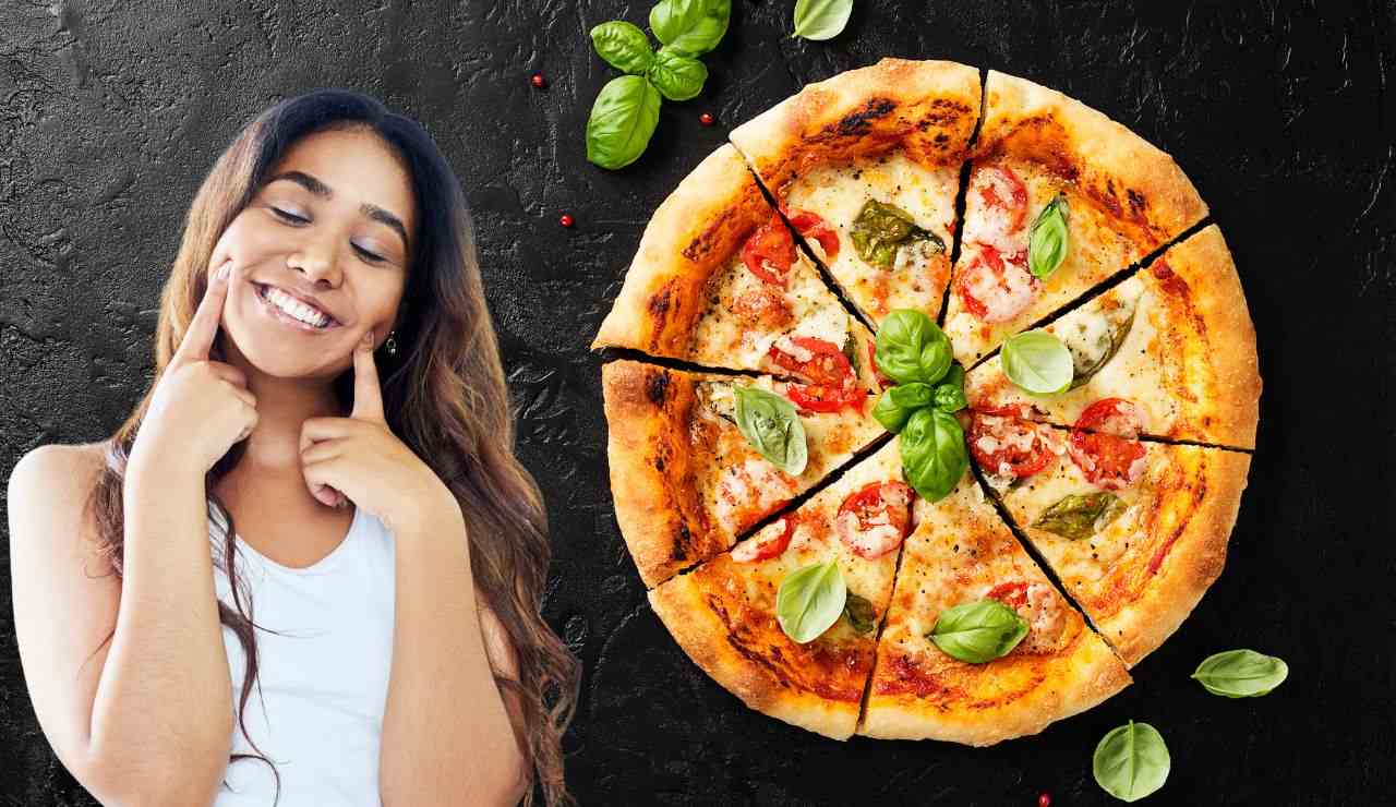 Ragazza felice con pizza margherita