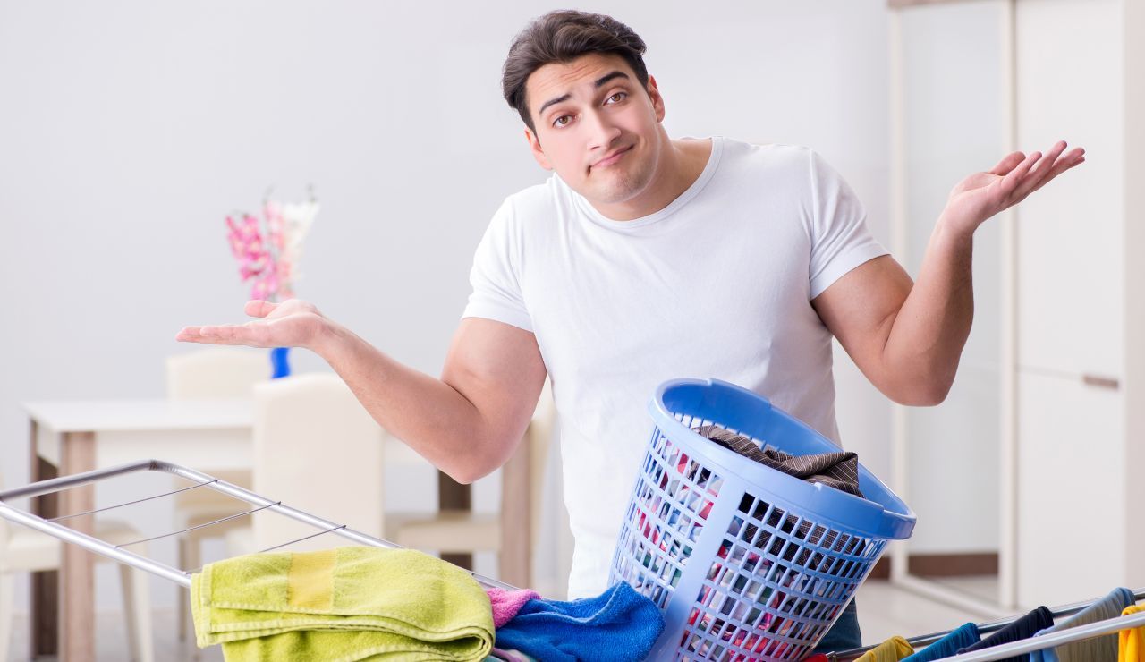 Stendere il bucato sullo stendino in casa