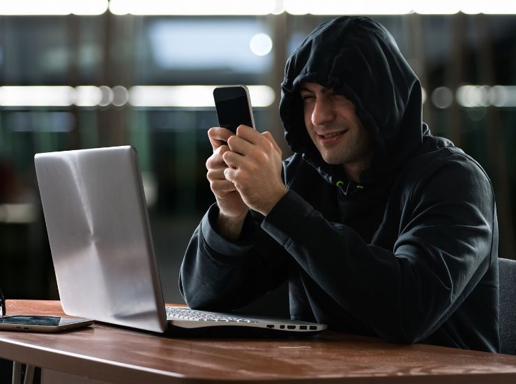 Ragazzo con smartphone e computer